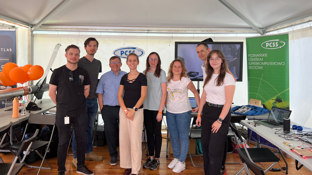 Grupa osób stająca obok siebie